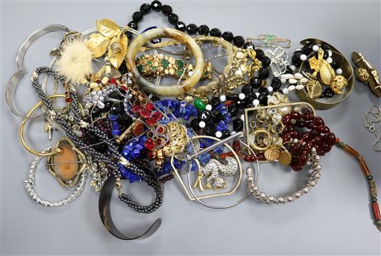 Mixed costume jewellery.